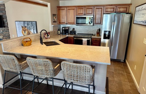 East Village at Copper House | Copper Mt. 4 bd Home, WALK to LIFT, Private HOT TUB, Sleeps 10, W/D, Garage