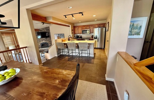 East Village at Copper House | Copper Mt. 4 bd Home, WALK to LIFT, Private HOT TUB, Sleeps 10, W/D, Garage