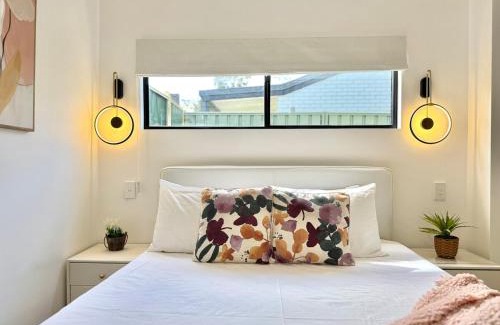 Daisy Hill House | Coral 1bd-studio at Daisy hills-minutes to M1 highway