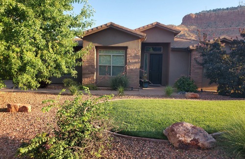 Kanab House | Coral Cliff View is a home nestled in the amazing vistas of Kanabs Toms Canyon.