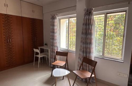 Koregaon Park Apartment | Coral: Pvt Studio in Koregaon Park. WiFi SmartTv AC