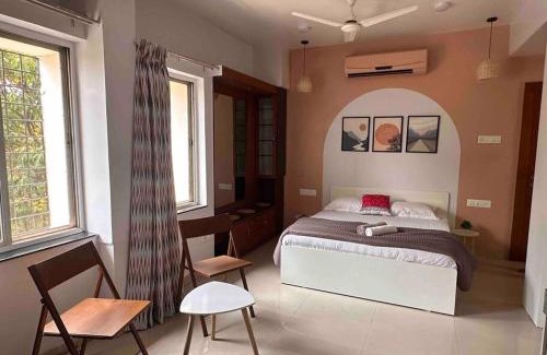Koregaon Park Apartment | Coral: Pvt Studio in Koregaon Park. WiFi SmartTv AC