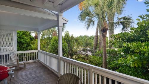 Key West Villa | Coral Villa by AvantStay Close 2 DT Key West Shared Pool Patio