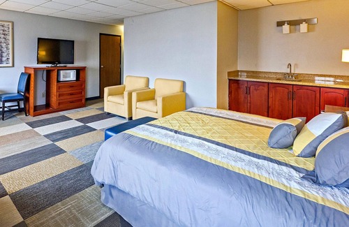 Fairfield Hotel | Coratel Inn by Jasper Iowa Fairfield - 1 King Suite with Sofa Bed Non Smoking