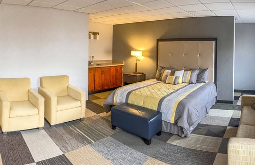 Fairfield Hotel | Coratel Inn by Jasper Iowa Fairfield - 1 King Suite with Sofa Bed Non Smoking