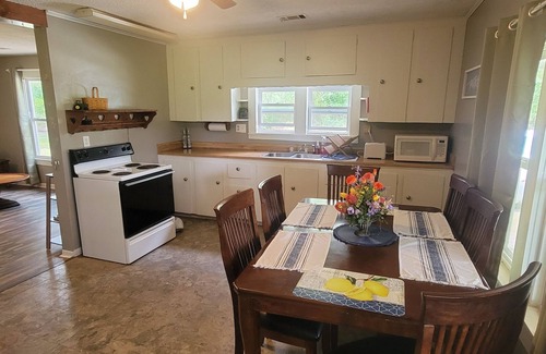 Paris Cottage | Corley Cottage a Quiet cottage in the woods