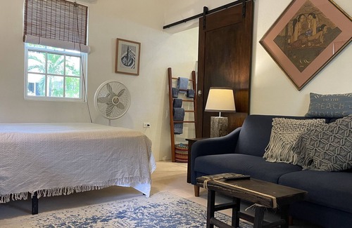 Caye Caulker Apartment | Corner Casa Tiny studio in the Heart of the Village 100 ft from the Sea.