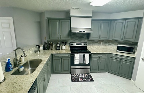 Southeast Arlington House | Corner Lot 4-bedroom house in Arlington with WiFi, AC