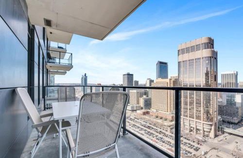 Connaught House | Corner Luxury High-Rise Condo Sleeps 7