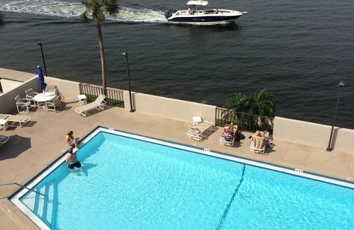 Hudson Condo | CORNER UNIT- SPACIOUS 1400 SQUARE FEET! 2 BALCONIES! GULF VIEWS! 5 STAR!