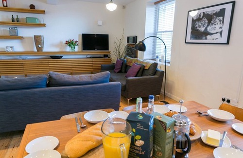 Ty Croes Apartment | Coron - a dog that sleeps 6 guests in 3 bedrooms