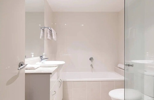Southport Apartment | Costal Bliss - Fantastic 2-Bedroom Apartment
