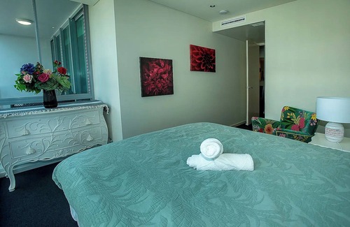 Southport Apartment | Costal Bliss - Fantastic 2-Bedroom Apartment