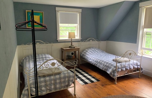 Norwich Other | Cosy 1850s farmhouse with swim pond and firepit, hiking, Dartmouth, King Arthur