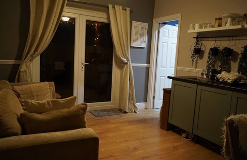 Potters Bar Apartment | Cosy 2 Bed self contained flat in tranquil area close to woods 40 mins to London