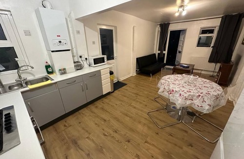 Dudden Hill Apartment | Cosy 2 bedroom apartment in North West London, garden, late check in