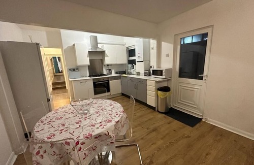 Dudden Hill Apartment | Cosy 2 bedroom apartment in North West London, garden, late check in