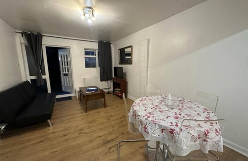 Dudden Hill Apartment | Cosy 2 bedroom apartment in North West London, garden, late check in