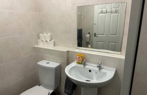 Dudden Hill Apartment | Cosy 2 bedroom apartment in North West London, garden, late check in