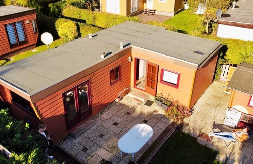 Sint Maartensvlotbrug House | Cosy 2-bedroom chalet, sleeps 4, nice garden with lawn