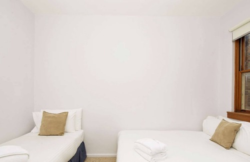 North Sydney Apartment | Cosy 2BR Apt plus Parking in Nth Sydney
