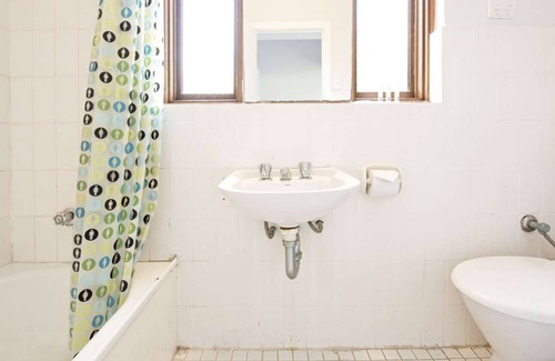 North Sydney Apartment | Cosy 2BR Apt plus Parking in Nth Sydney