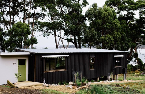 Eaglehawk Neck House | Cosy 3 bed cabin on the Tessellated Pavement
