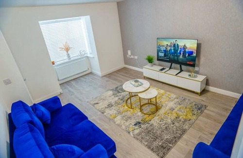 Leigh House | Cosy 3 Bedroom House Set In Manchester Free wifi & private parking