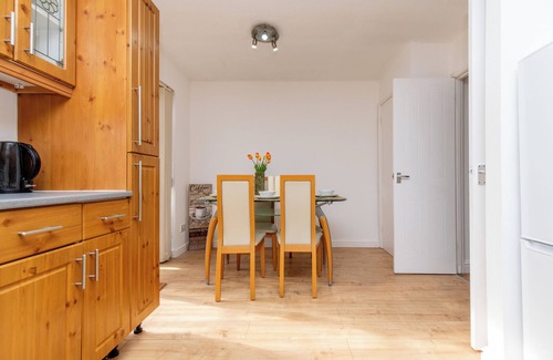 Llanelli House | Cosy 3 bedroom house near Machynys Golf Club and Parc Y Scarlets Stadium