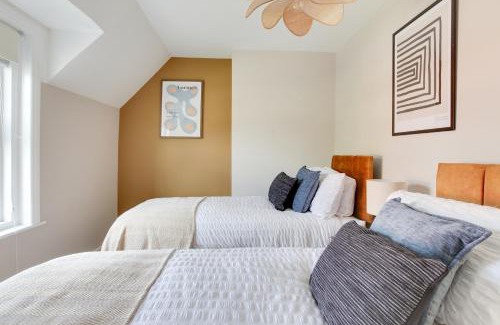 Colchester Apartment | Cosy 3 bedroom house with Free parking and WiFi