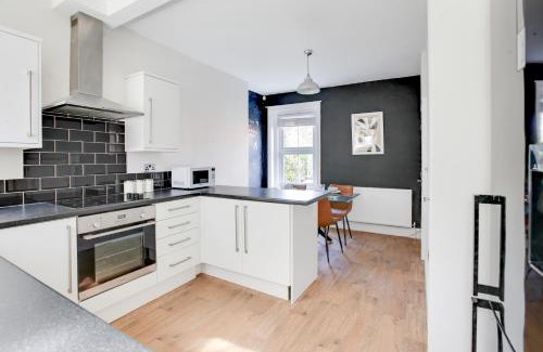 Colchester Apartment | Cosy 3 bedroom house with Free parking and WiFi