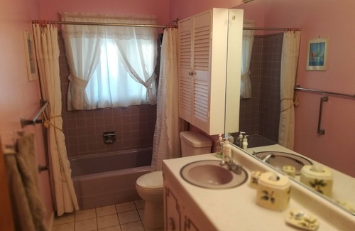 Darien House | Cosy 4 Bdr. House with Spacious Yard