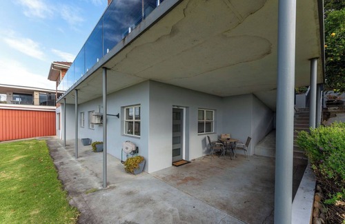 Devonport Apartment | Cosy and Comfortable Unit with Parking & Wifi