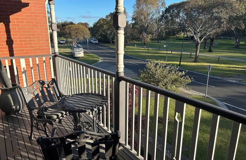 Lynbrook House | Cosy and convenient townhouse in Lynbrook.