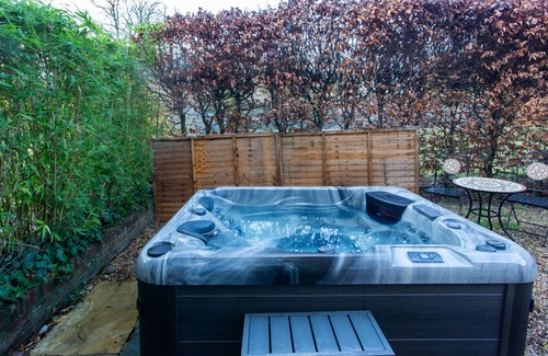 Blandford Saint Mary Ski Chalet | COSY ANNEXE - ROMANTIC ESCAPE | SLEEPS 2 | HOT TUB | BBQ | PATIO | WI-FI | LOG BURNER