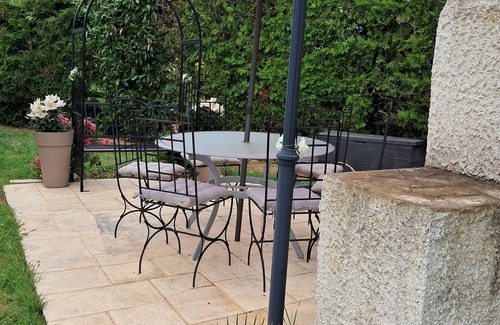 Breuil-Bois-Robert Apartment | Cosy apartment in small villa