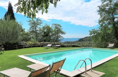 Sesto Fiorentino Villa | Cosy apartment in villa for 3 guests with WIFI, pool, TV and pets allowed