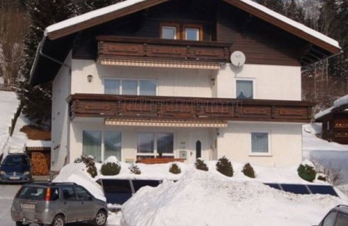 Haus Apartment | Cosy apartment for 10 guests with WIFI, TV, patio and pets allowed