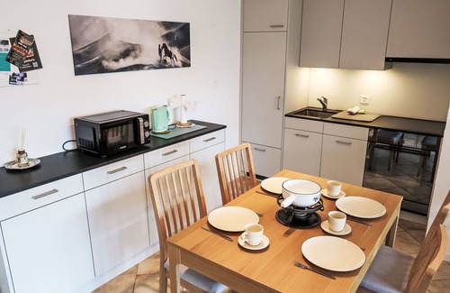 Trin Apartment | Cosy apartment for 2 guests with WIFI, TV, balcony, pets allowed, panoramic view and parking