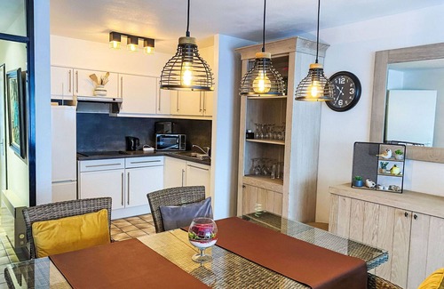 Bredene Apartment | Cosy apartment for 4 guests with WIFI, TV, balcony and pets allowed