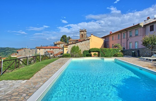 Massarosa Apartment | Cosy apartment for 4 guests with pool, WIFI and TV, close to Viareggio