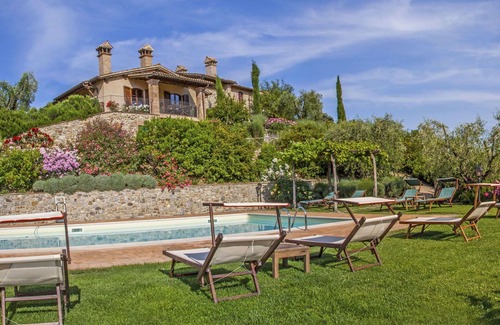 Allerona Apartment | Cosy apartment for 4 people with WIFI, pool, TV, patio and pets allowed