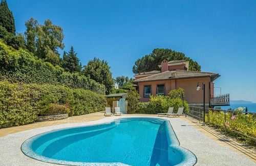 Rapallo Apartment | Cosy apartment for 4 people with pool, A/C, TV and patio