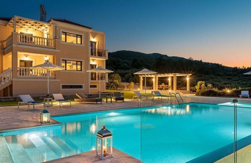 Samos Apartment | Cosy apartment for 4 people with pool, A/C, WIFI, TV, balcony, panoramic view and parking