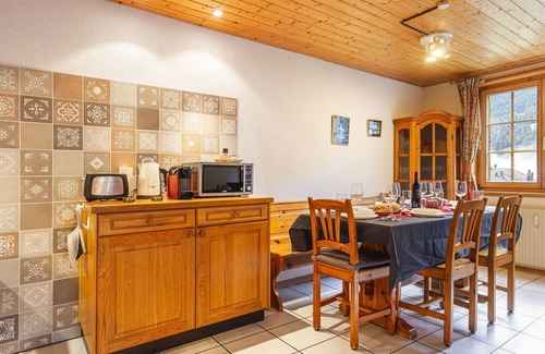 Champery Apartment | Cosy apartment for 7 people with WIFI, TV, patio, panoramic view and parking