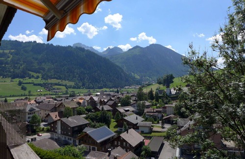 Zweisimmen Apartment | Cosy apartment for 6 guests with WIFI, TV, balcony, pets allowed, panoramic view and parking