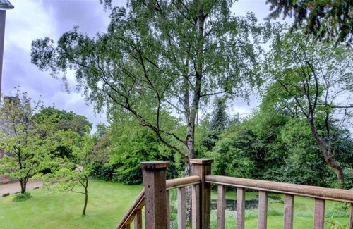 Abbess Roding Apartment | Cosy apartment for 2 guests with WIFI, TV, patio, pets allowed, panoramic view and parking