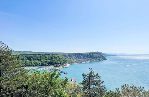 Sistiana House | Cosy apartment in villa for 4 guests with A/C, WIFI, pool, TV and terrace