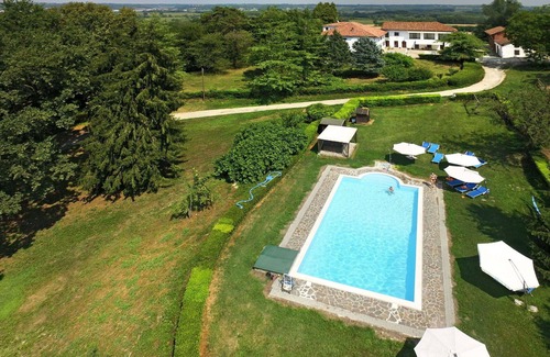 Azzano d'Asti Villa | Cosy apartment in villa for 6 guests with pool, WIFI, terrace and pets allowed