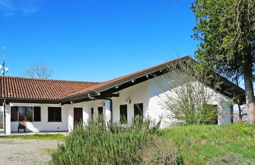 Azzano d'Asti Villa | Cosy apartment in villa for 6 guests with pool, WIFI, terrace and pets allowed